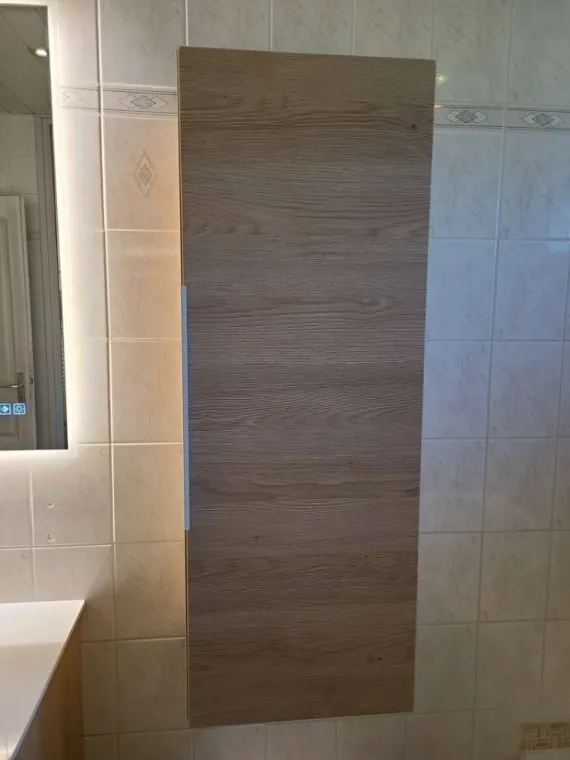 Pose d'un meuble de rangement dans une salle de bain à Valence, Portes-lès-Valence, EPA Plomberie